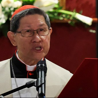 El cardenal Luis Antonio Tagle, el "papable" que podría suceder al Papa Francisco, canta "Imagine" en karaoke
