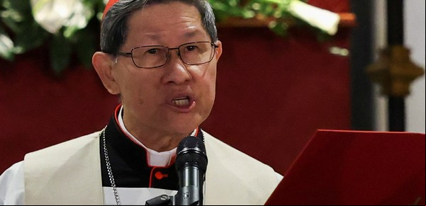 El cardenal Luis Antonio Tagle, el "papable" que podría suceder al Papa Francisco, canta "Imagine" en karaoke