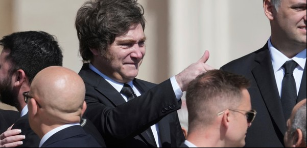 Javier Milei y sus medidas, EN VIVO: "Chimentos baratos de peluquería", el Presidente volvió a atacar al periodismo al regresar al país tras el funeral del papa Francisco