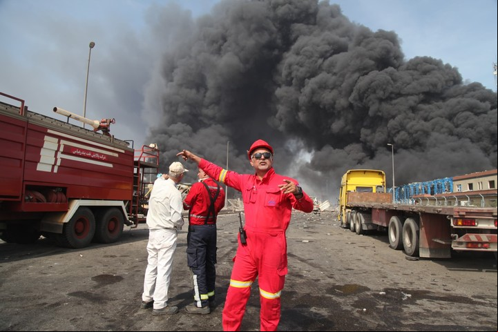 Rescatistas trabajan en el sitio de una explosión, en Bandar Abbas. Foto Reuters