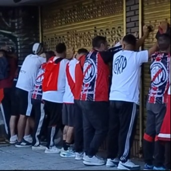 Demoraron tres micros con hinchas de River y a uno que intentó ingresar con una cabeza de chancho al estadio