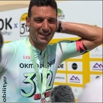 Lionel Scaloni, un DT campeón del mundo a pleno en modo ciclista: terminó 17° en una importante competencia en Mallorca y recibió medalla