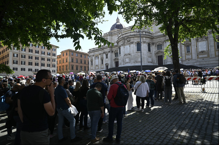 Ciento de personas hoy para entrar a la basílica de Santa María Mayor.
Foto: Víctor Sokolowicz