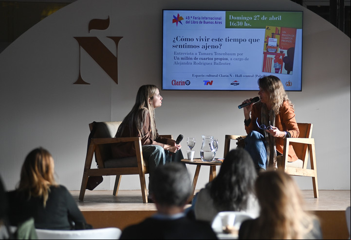 Entrevista a Tamara Tenenbaum en el espacio cultural Clarin / Ñ. Foto: Federico Lopez Claro.