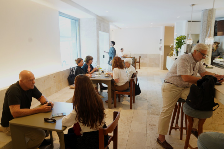 La cafetería Cora se inauguró el 20 de febrero, la misma fecha de nacimiento de Corina Kavanagh, en un guiño al legado de la fundadora. Foto: Guillermo Rodriguez Adami.