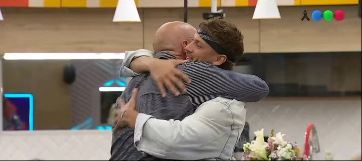 El afectuoso abrazo entre Lucas, el marido de Sandra, y Tato.
