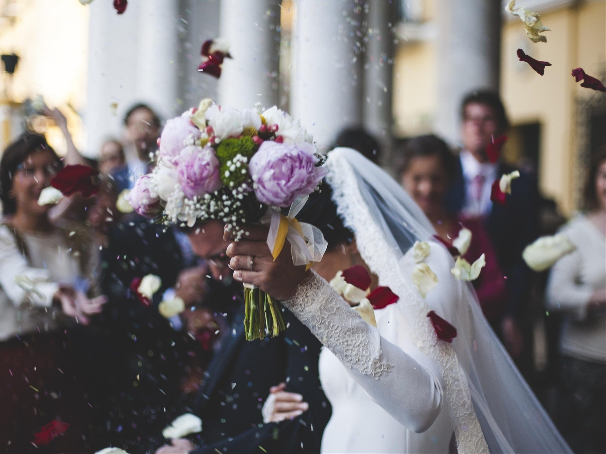 Según la tradición, la amiga que agarre el ramo conseguirá pareja. Foto: Pixabay.