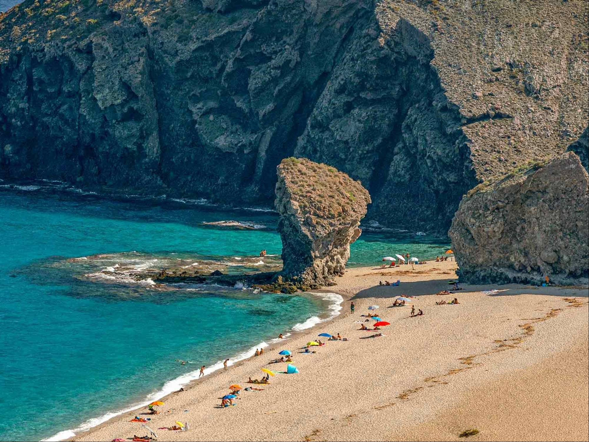 La imponente Playa de los Muertos, a 14 km de Agua Amarga. Una de las mejores playas de España./ Imagen: Sitio España Guide.