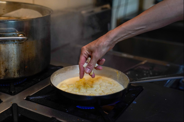 Agregando mozzarella fior di latte a la crema reducida con Parmensano. Foto: Maxi Failla