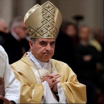 El cónclave para elegir al sucesor de Francisco: el caso del italiano Angelo Becciu, el cardenal condenado por fraude fiscal que no participará en la votación del nuevo papa