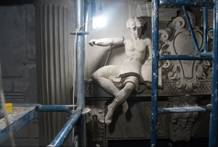 Tareas sobre las figuras que se encuentran en la parte superior del pasaje, dentro de la Casa de la Cultura. Foto Guillermo Rodriguez Adami