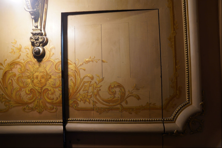 La decoración de los muros interiores del edificio de la Casa de la Cultura.. Foto Guillermo Rodriguez Adami