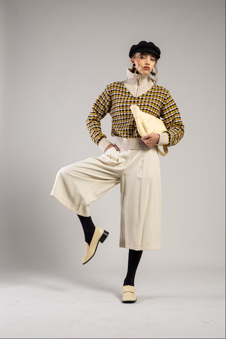 Vuelve el uniforme chic: faldas plisadas, blazers y mocasines con escudo. Foto: Esteban Leyba