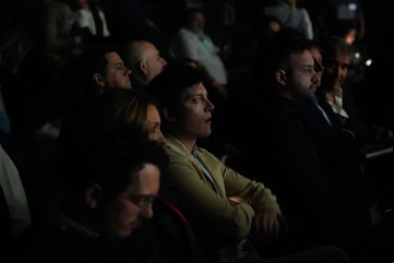 La trastienda de la aparición de Santiago Caputo en el debate: su cruce con un fotógrafo y el saludo con Ramiro Marra
