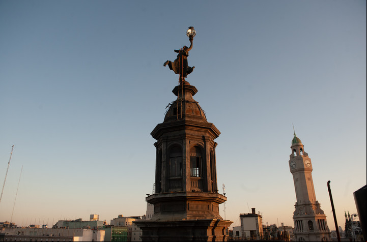 El coronamiento del edificio de la Casa de la Cultura.y su Palas Atenea. Foto Fernando de la Orden
