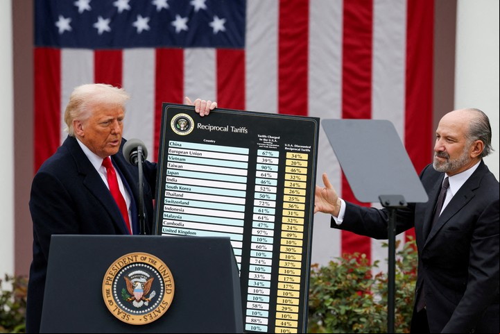 La oleada de aranceles que lanzó Donald Trump desató una tormenta mundial y un golpe a su imagen. Foto: REUTERS