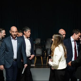 Las curiosidades del debate en la Ciudad: la no pregunta de Adorni, el candidato que llegó con su perro y la chicana de Caruso Lombardi sobre Gago