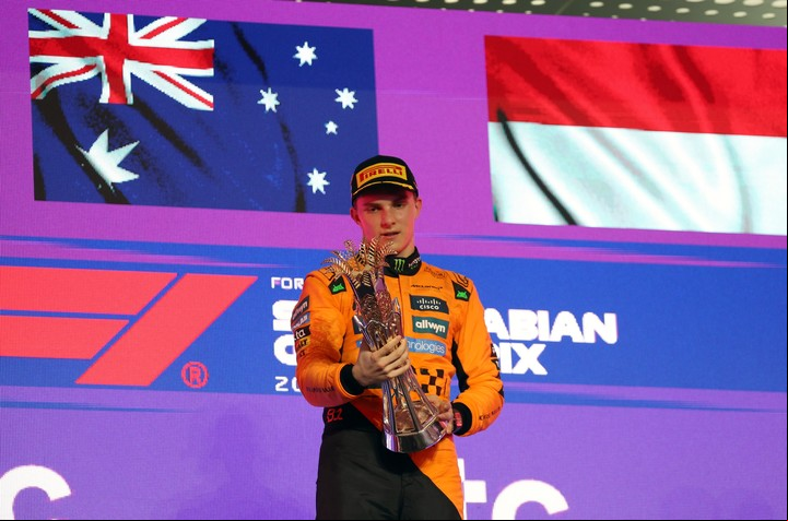 El piloto australiano de McLaren Oscar Piastri celebra la victoria en el Gran Premio de Arabia Saudí de Fórmula 1. EFE/EPA/Ali Haider