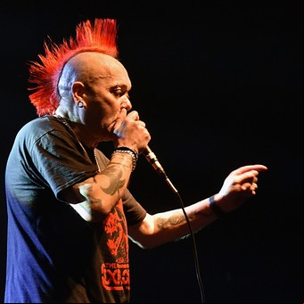El inoxidable Wattie Buchan, la última figura del punk, que a los 67 años vive al límite y sobrevivió cinco infartos