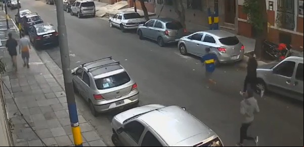Video: así fue el violento "robo piraña" a dos turistas europeos que paseaban por La Boca