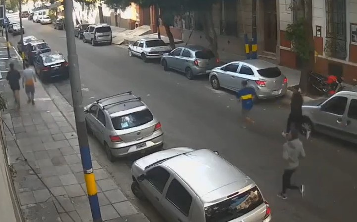 En el barrio de La Boca: dos turistas están a punto de ser emboscados por un grupo de asaltantes armados. Foto: Captura de video.
