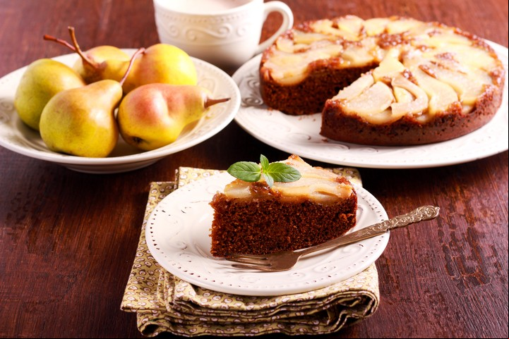 Torta invertida de peras saborizada con cacao. Foto: Shutterstock.