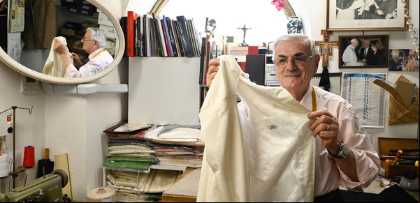 El sucesor de Francisco: el sastre que trabaja contrarreloj para tener listas tres sotanas blancas de distintos talles para el próximo papa