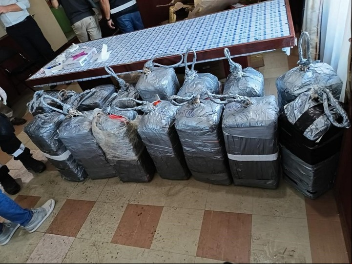 Operarativo y hallazgo de casi media tonelada de cocaían en un barco en el puerto de San Lorenzo.