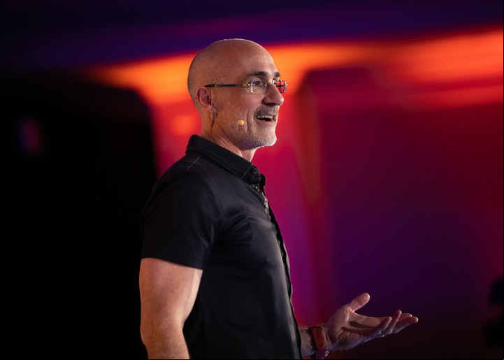 Cómo hacer feliz a otra persona según Arthur C. Brooks.