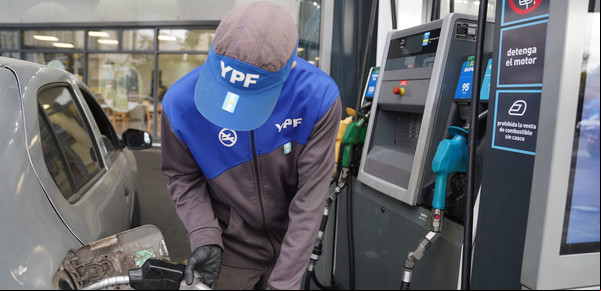 YPF podrá subir y bajar la nafta en cualquier momento del día según sus ventas