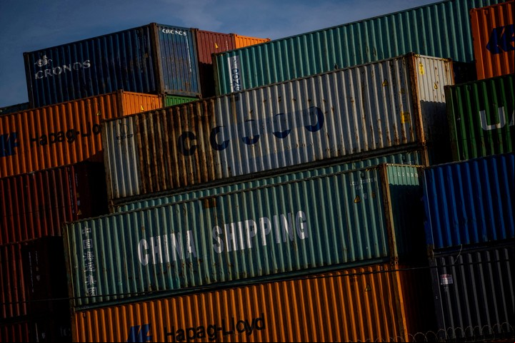 Un contenedor de China Shipping es visto en el puerto de Oakland, mientras se intensifican las tensiones comerciales por los aranceles de Estados Unidos con China, en Oakland, California, Estados Unidos, 10 de abril de 2025. REUTERS/Carlos Barria/File Photo/File Photo