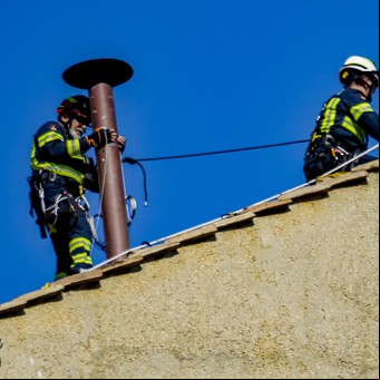 Instalan una nueva chimenea en el techo de la Capilla Sixtina y se aceleran los preparativos para el cónclave