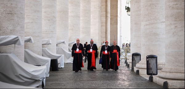 Más tensión en el Vaticano antes del cónclave: operaciones, denuncias, un candidato de los detractores de Francisco y el miedo de elegir un "Papa enfermo"