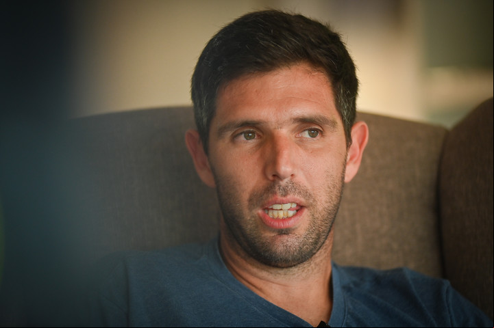Federico Delbonis en su casa en Azul, donde recibió a Clarín. Foto Federico López Claro