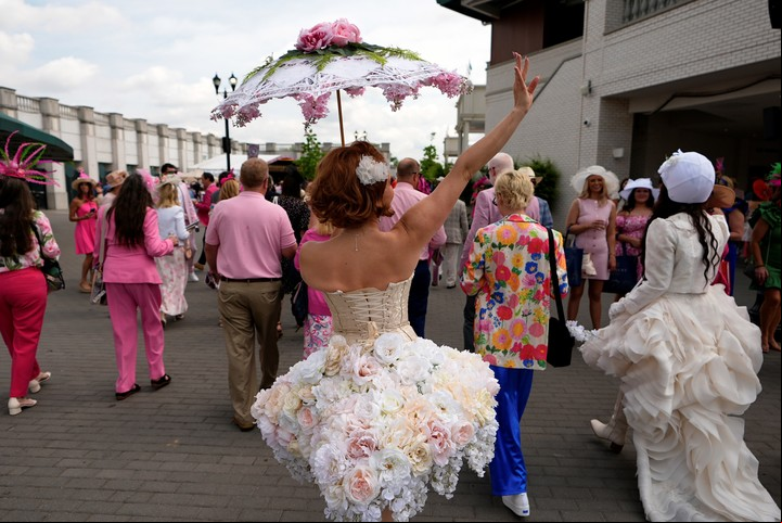 Grupo de personas que se vistió para la ocasión en el ingreso al hipódromo (Foto: AP)