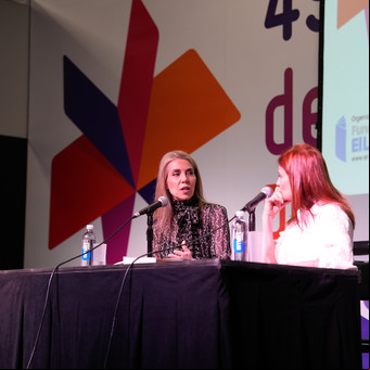 Tarde romántica en la Feria del Libro: Florencia Bonelli adelantó en qué historia trabaja en el reencuentro con sus lectoras