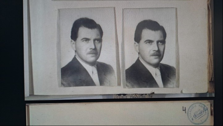 Fotos del pasaporte de Josef Mengele quien entró a la Argentina con un nombre falso.