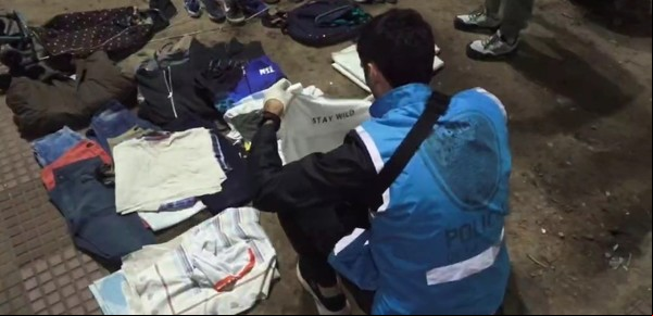 Desalojan con un megaoperativo a 5.000 manteros que ocupaban el Parque Los Andes en Chacarita