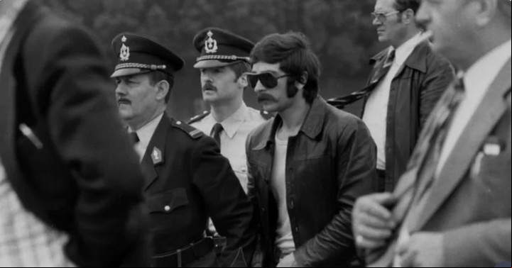 En 1979 asesinó a un vendedor de coches y a cuatro de su familia: su esposa, sus hijas de 13 y de 22 años, y el novio de esta última, de 24 (VRT).