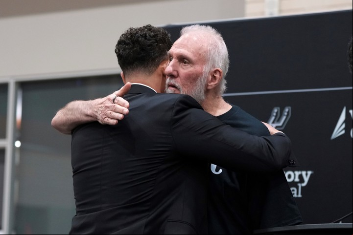 "Mitch ese el hombre para manejar este gran grupo de jugadores", aseguró Popovich. Foto AP/Eric Gay