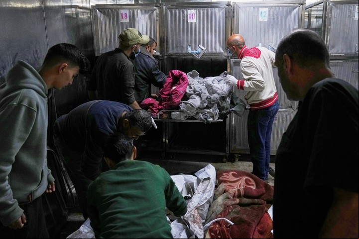 Cuerpos de palestinos en la morgue del hospital de Al Shifa. Foto: AP