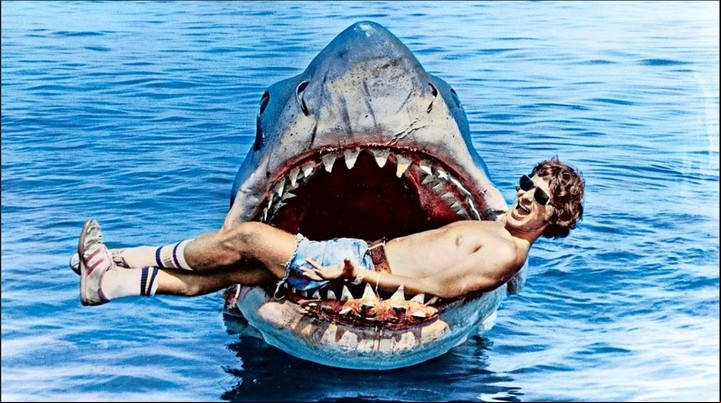 El director de la película, Steven Spielberg, con el tiburón mecánico que se usó para el rodaje. Foto: Archivo Clarín.