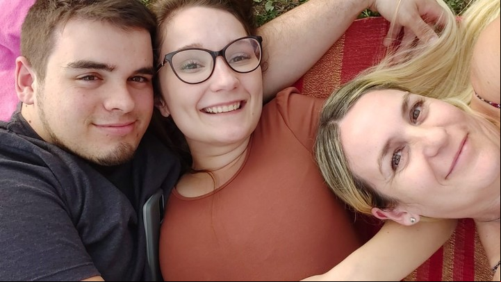 Ariel Santillán, con su mamá (Patricia Ledesma) y su novia (Fiorella).