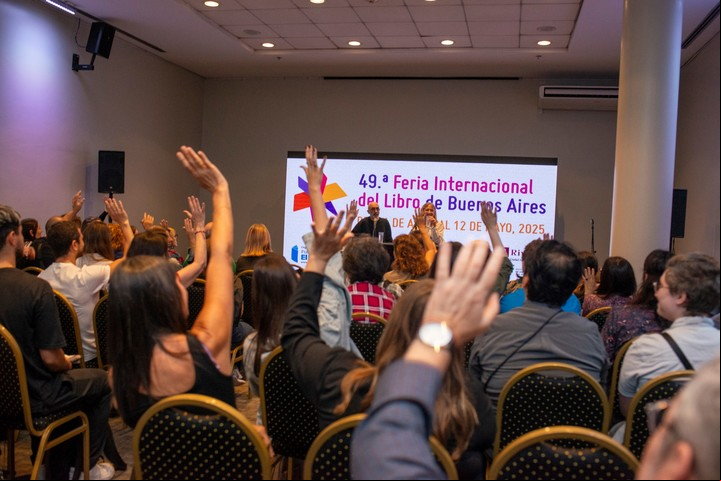 El escritor guatemalteco Eduardo Halfon presentó con Hinde Pomeraniec su novela Tarántula en una Sala Storni colmada. Foto: Fundación El Libro.