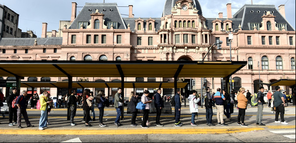 Paro de colectivos: pasajeros desorientados, viajes más caros y largas filas para usar las líneas que funcionan