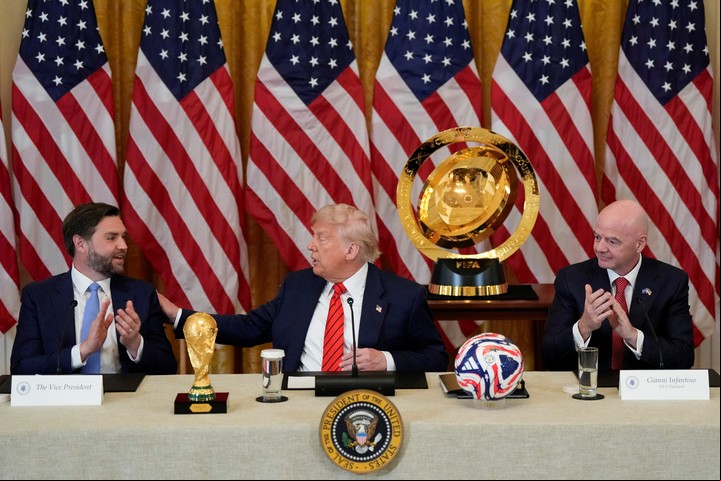 El vicepresidente de Estados Unidos, JD Vance, el presidente Donald Trump y el presidente de la FIFA, Gianni Infantino, asisten a una reunión del Grupo de Trabajo de la FIFA en la Casa Blanca en Washington, D.C., Estados Unidos, 6 de mayo de 2025. REUTERS/Kent Nishimura.