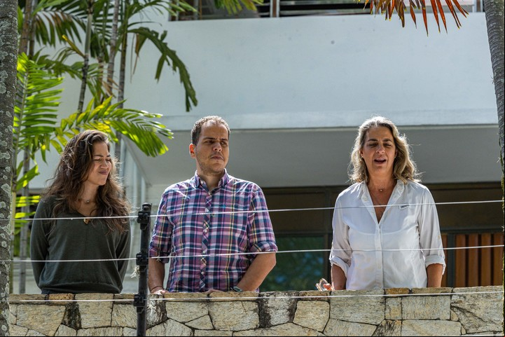 Foto del 1 de agosto de 2024 de los opositores venezolanos Claudia Macero (i), Pedro Uchurrurtu (c) y Magalli Meda, asilados en la Embajada de Argentina en Caracas (Venezuela). Foto EFE
