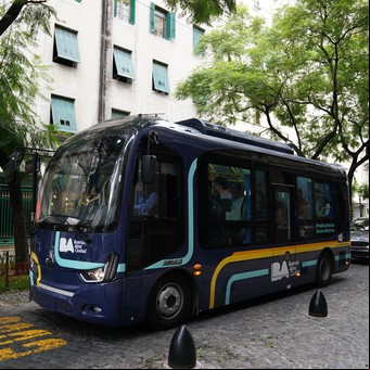 Colectivos, Trambus y el futuro de la movilidad eléctrica: el paso previo de la Ciudad y el modelo de Santiago de Chile