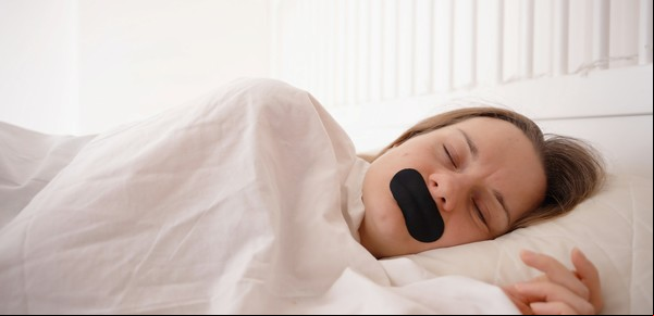 ¿Tapar la boca para dormir puede ser la solución a los ronquidos?