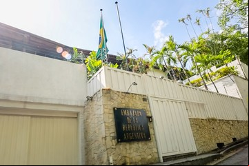 La salida de los venezolanos de la embajada argentina: el antichavismo celebra la liberación y el régimen de Maduro afirma que negoció salvoconductos